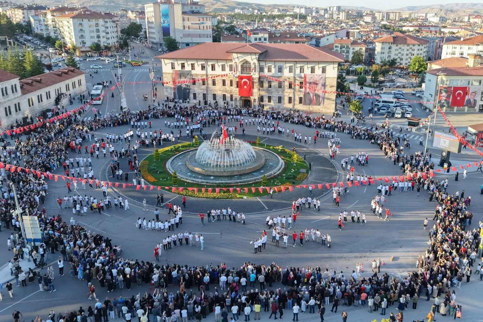 Sivas kongresinin yıldönümünde rekor ağırlama halayı evet