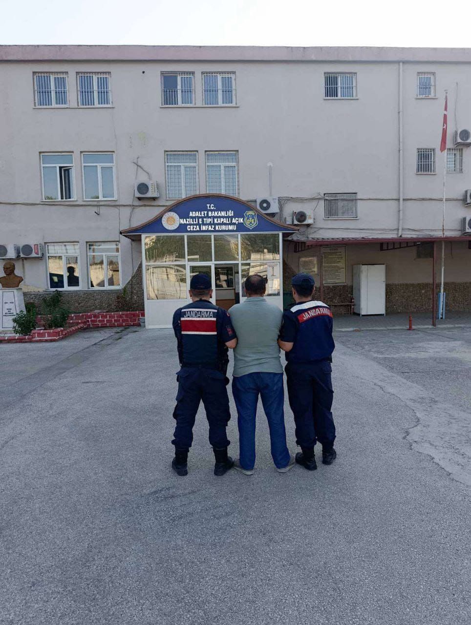 Efeler'de silahlı yapma suçundan aranan şahıs yakalandı